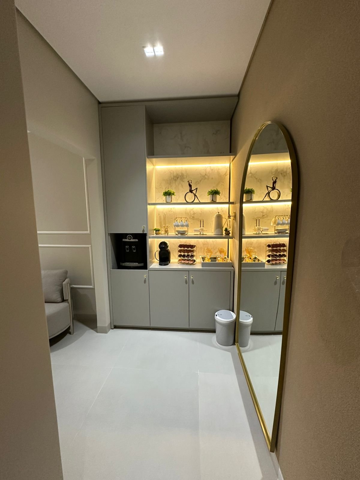 Ambiente da clínica com bancada iluminada e espelho