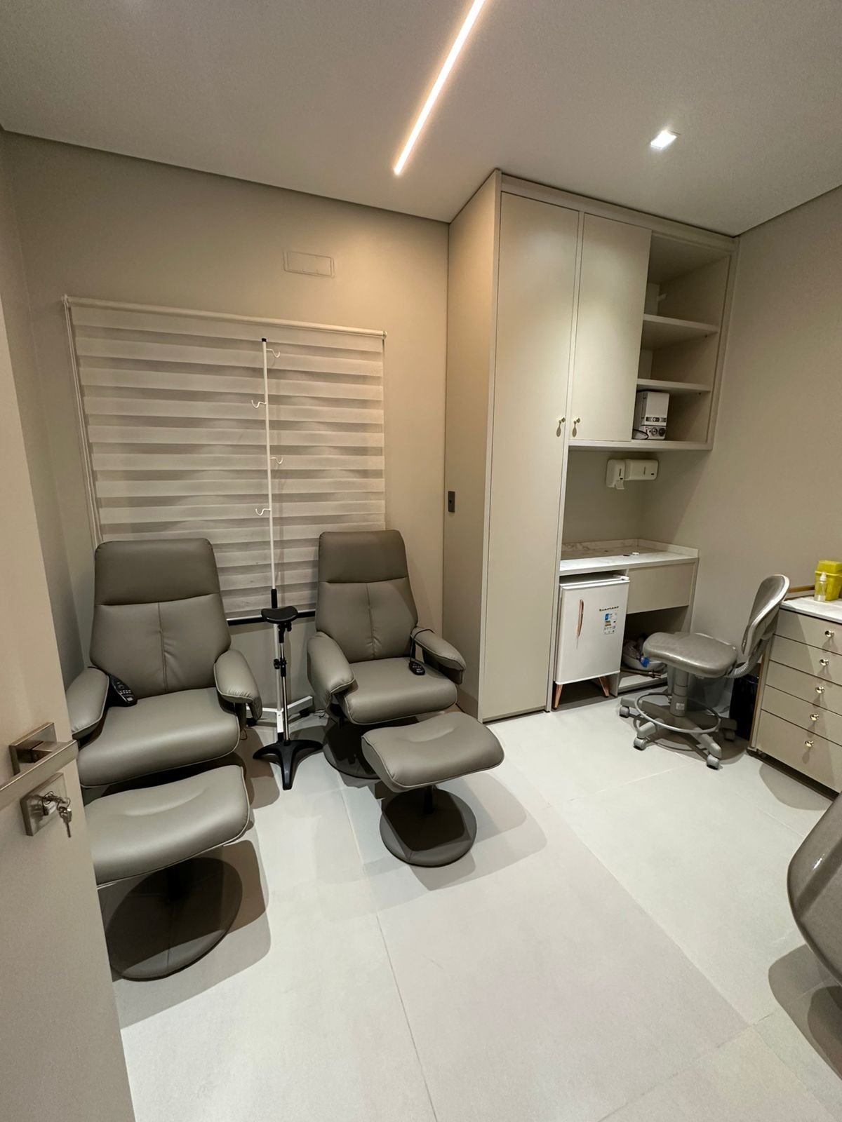 Sala da clínica com poltronas de atendimento