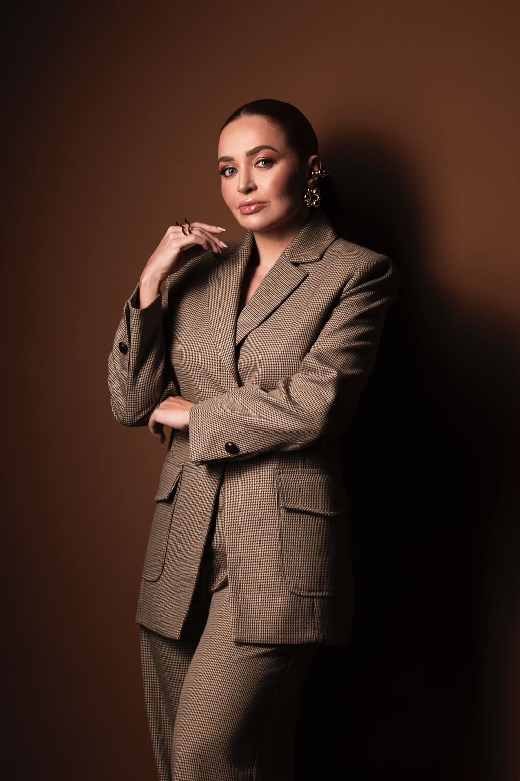 Dra. Dryelli Obadowski em retrato com blazer marrom